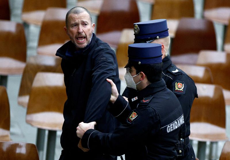 &copy; Reuters. Policiais escoltam homem que interrompeu aos gritos audiência semanal do papa Francisco no Vaticano
02/02/2022 REUTERS/Guglielmo Mangiapane