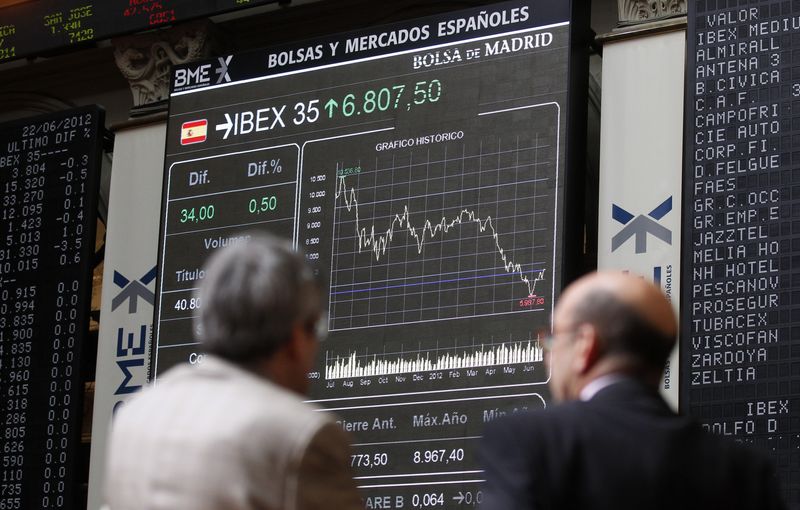 &copy; Reuters. FOTO DE ARCHIVO: Dos hombres observan un panel con datos de cotización en el interior de la Bolsa de Madrid, España, el 22 de junio de 2012. REUTERS/Andrea Comas