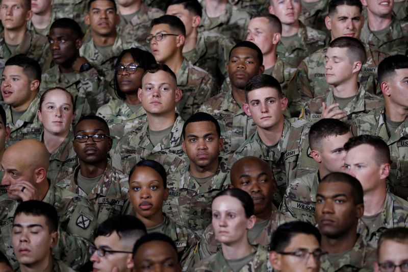 © Reuters. FOTO DE ARCHIVO-Tropas de la 10ª División de Montaña del Ejército de Estados Unidos escuchan mientras el presidente Donald Trump habla antes de firmar la Ley de Autorización de Defensa Nacional en Fort Drum, Nueva York, Estados Unidos, 13 de agosto de 2018. REUTERS/Carlos Barria 