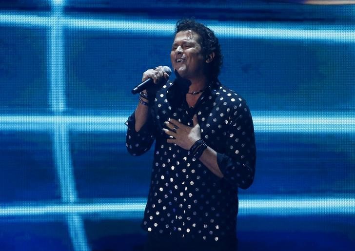 &copy; Reuters. Foto de archivo de Carlos Vives actuando en la entrega de los Latin Grammy Awards en Las Vegas
 16/11/2017 – 
REUTERS/Mario Anzuoni