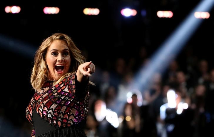 &copy; Reuters. Adele canta "Hello" en la ceremonia 59 de los premios anuales Grammy en Los Ángeles, California, Estados Unidos. 12 de febrero, 2017. REUTERS/Lucy Nicholson