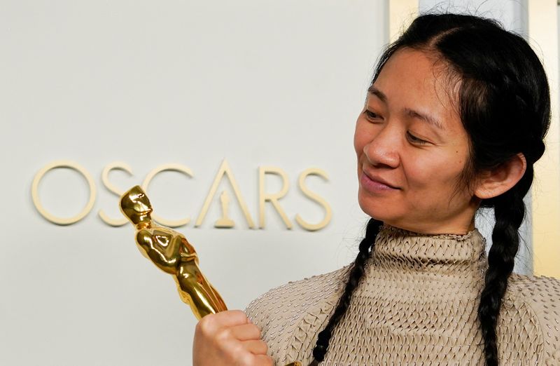 &copy; Reuters. Diretora Chloe Zhao, vencedora do Oscar por "Nomadland," posa na sala de imprensa da premiação em Los Angeles, Califórnia
25/04/2021
Chris Pizzello/Pool via REUTERS