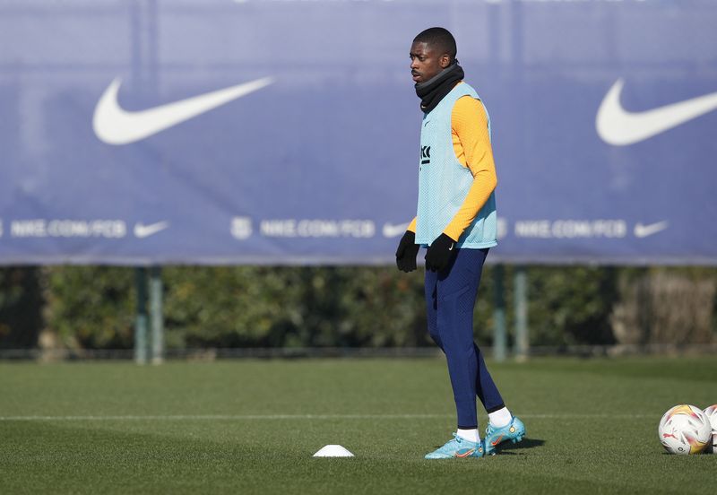 © Reuters. FOTO DE ARCHIVO: El jugador del FC Barcelona Ousmane Dembelé durante un entrenamiento en la Ciutat Esportiva Joan Gamper, Barcelona, España, 22 de enero de 2022. REUTERS/Albert Gea