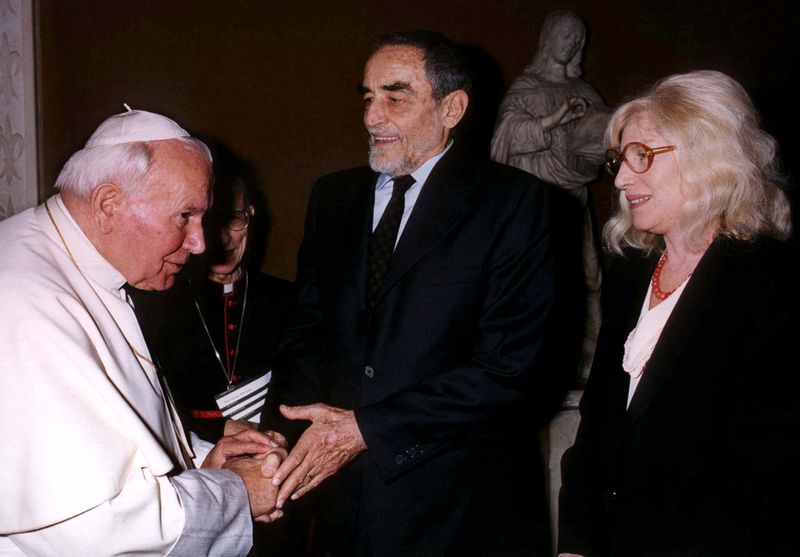 &copy; Reuters. FOTO DE ARCHIVO: El Papa Juan Pablo II saluda al actor italiano Vittorio Gassman y a la actriz Monica Vitti a su llegada a una reunión privada en el Vaticano, el 6 de noviembre de 1997. Reuters/Foto de archivo