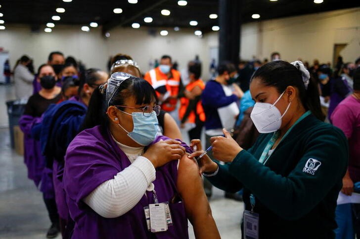 &copy; Reuters. Foto del martes de empleados de una fábrica vacunándose contra el COVID-19 en Ciudad Juarez, Mexico 
Feb 1, 2022. REUTERS/Jose Luis Gonzalez