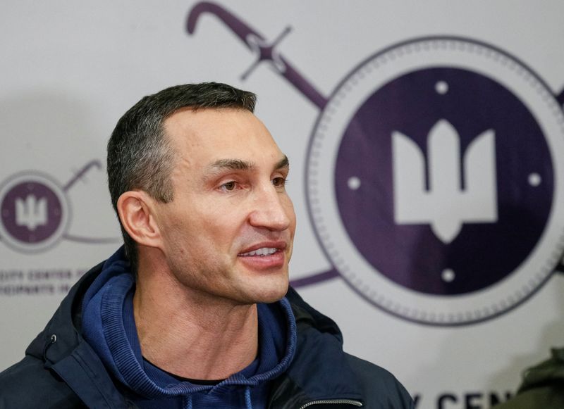 &copy; Reuters. Ex-pugilista Wladimir Klitschko fala com jornalistas em centro de recrutamento de Forças de Defesa Territorial da Ucrânia em Kiev
02/02/2022 REUTERS/Gleb Garanich