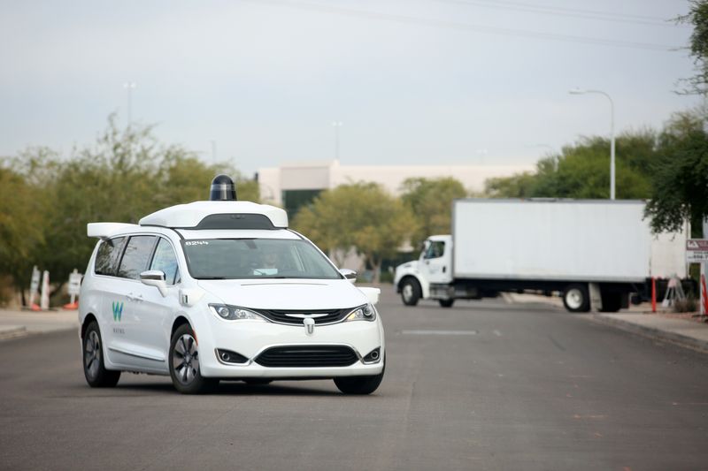 &copy; Reuters. FILE PHOTO: A Waymo Chrysler Pacifica Hybrid self-driving vehicle returns to a depot in Chandler, Arizona, November 29, 2018. Picture taken November 29, 2018. REUTERS/Caitlin O’Hara/File Photo