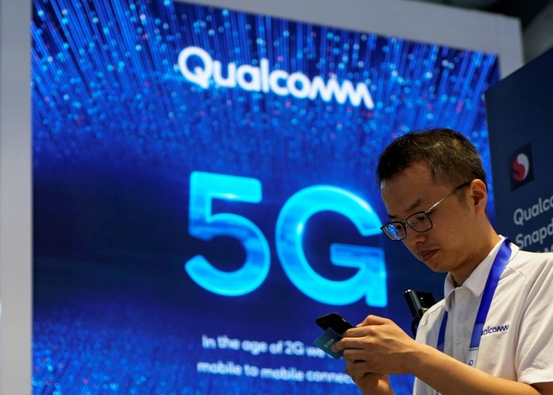 &copy; Reuters. FILE PHOTO: Signs of Qualcomm and 5G are pictured at Mobile World Congress (MWC) in Shanghai, China June 28, 2019. REUTERS/Aly Song/File Photo
