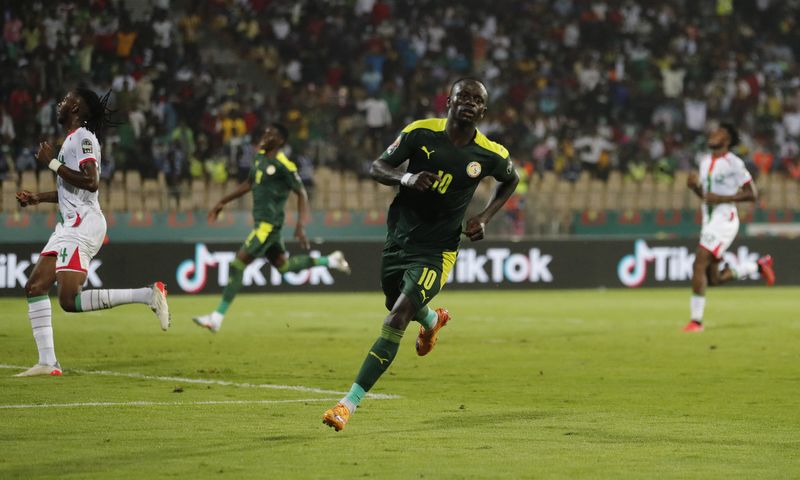 &copy; Reuters. ماني مهاجم السنغال يحتفل باحراز الهدف الثالث لبلاده في شباك بوركينا فاسو بقبل نهائي كأس الامم الافريقية لكرة القدم في ياوندي يوم الاربعاء. 