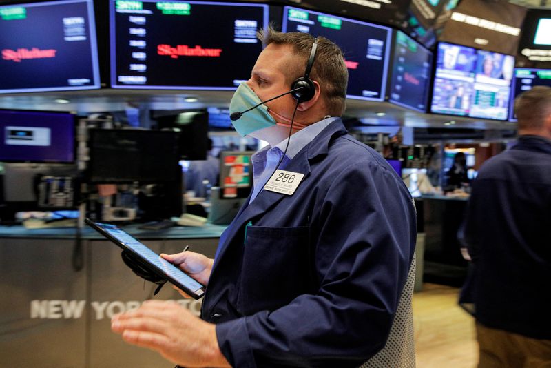 &copy; Reuters. Traders work on the floor of the New York Stock Exchange (NYSE) in New York City, U.S., January 26, 2022. REUTERS/Brendan McDermid