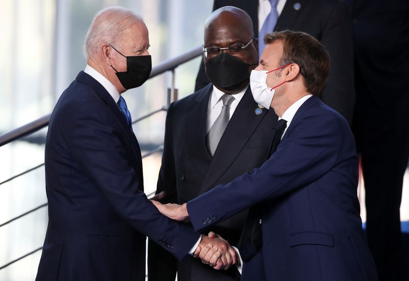 &copy; Reuters. الرئيس الأمريكي جو بايدن يصافح نظيره الفرنسي إيمانويل ماكرون مع بدء قمة العشرين في العاصمة الإيطالية روما يوم 30 أكتوبر تشرين الأول 2021. تصوي