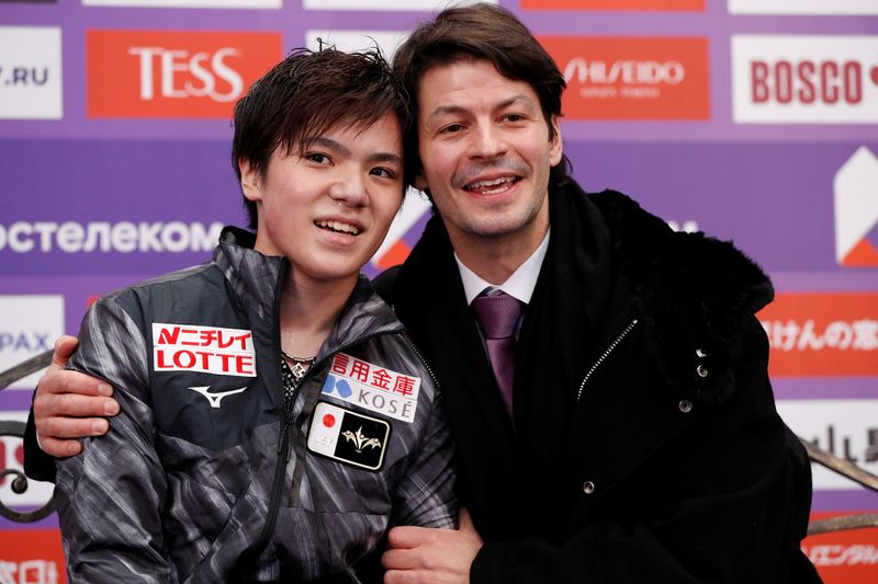 &copy; Reuters. 　北京冬季五輪に出場するフィギュアスケート男子の宇野昌磨（左）のコーチを務めるステファン・ランビエル氏（右）は３日、新型コロナウイルス検査で陽性反応を示したことを発表した