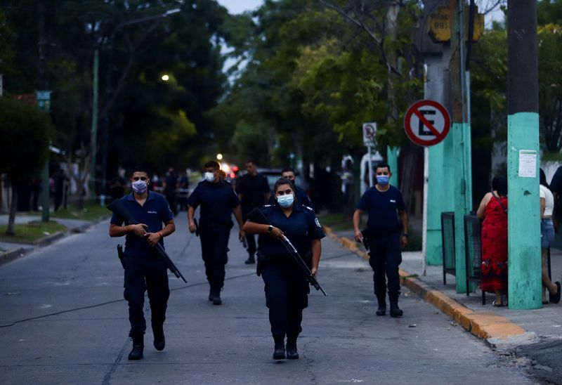 &copy; Reuters. الشرطة تصل إلى مستشفى يعالج فيه أشخاص بعد تعاطي كوكايين يشتبه بأنه يحتوي على مادة سامة في بوينس أيرس بالأرجنتين يوم الأربعاء. تصوير: ماتياس 