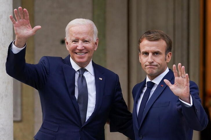 &copy; Reuters. U.S. President Joe Biden meets with French President Emmanuel Macron ahead of the G20 summit in Rome, Italy October 29, 2021. REUTERS/Kevin Lamarque