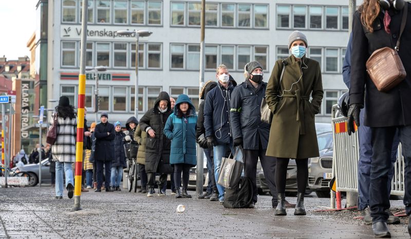 &copy; Reuters. FOTO DE ARCHIVO: La gente hace cola para vacunarse contra el COVID-19 en la estación de Estocolmo, Suecia, el 13 de enero de 2022. Agencia de noticias TT/Anders Wiklund vía REUTERS
