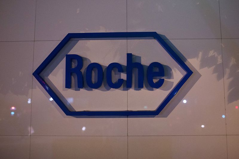 &copy; Reuters. Le fabricant suisse de médicaments Roche a prévenu jeudi que la croissance de ses ventes ralentirait cette année, en prévision d'une baisse de la demande pour les traitements et tests du COVID-19. /Photo d'archives/REUTERS/Aly Song