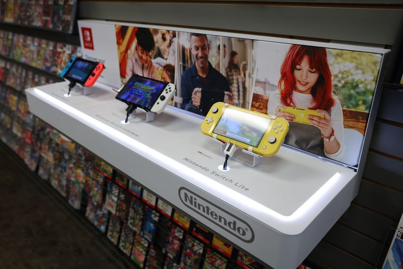 © Reuters. La société japonaise Nintendo Co Ltd a déclaré jeudi avoir vendu 18,95 millions d'unités de sa console de jeux Switch au cours des neuf mois précédant la fin du mois de décembre. /Photo prise le 7 décembre 2021/REUTERS/Andrew Kelly