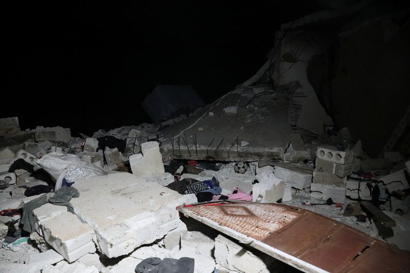 &copy; Reuters. Se observan escombros y cascotes tras una misión antiterrorista llevada a cabo por las Fuerzas de Operaciones Especiales de Estados Unidos en Atmeh, Siria, el 3 de febrero de 2022, en esta imagen obtenida de las redes sociales. REUTERS/Cortesía de Moham