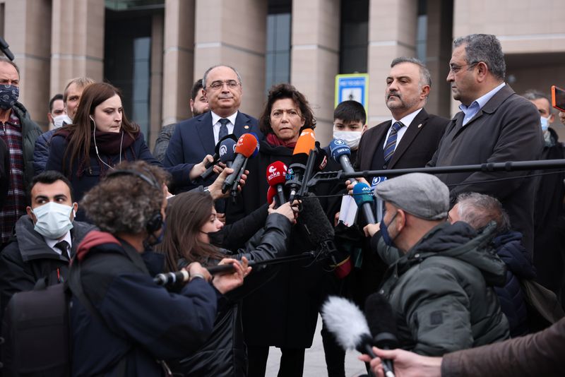 &copy; Reuters. FOTO DE ARCHIVO: Ayse Bugra, esposa del filántropo Osman Kavala, habla con los medios de comunicación frente al tribunal después de una audiencia de Kavala y otras 15 personas por su papel en las protestas a nivel nacional en 2013, en Estambul, Turquí