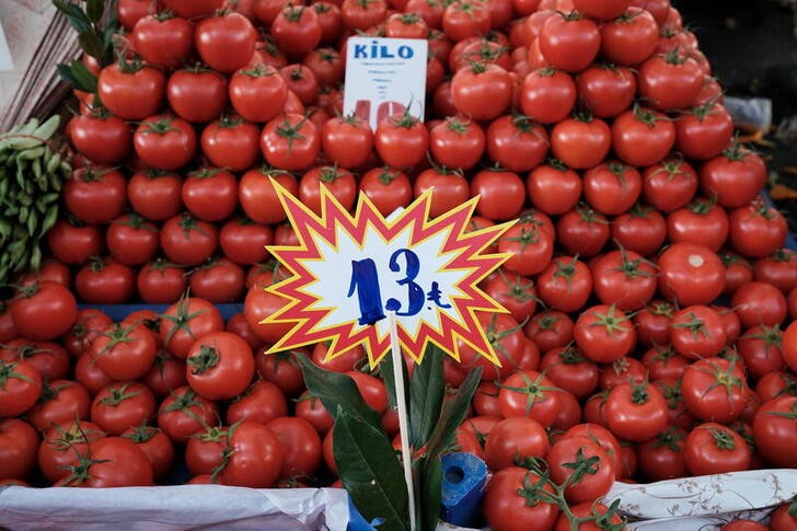 &copy; Reuters. A price tag for tomatoes is pictured at a street market in Istanbul, Turkey, January 4, 2022. REUTERS/Murad Sezer