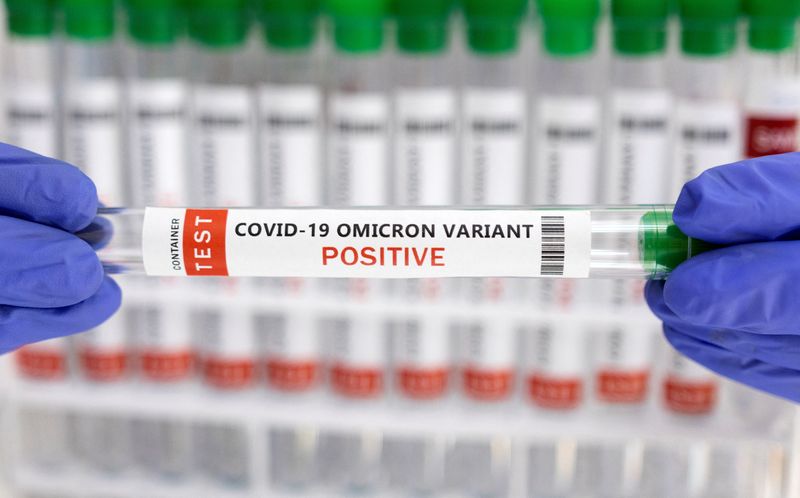 &copy; Reuters. Test tube labelled "COVID-19 Omicron variant test positive" is seen in this illustration picture taken January 15, 2022. REUTERS/Dado Ruvic/Illustration