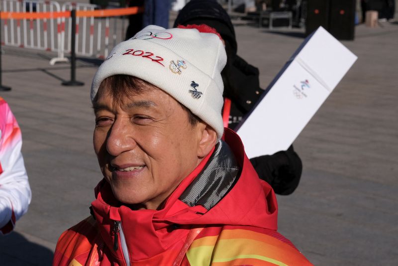 &copy; Reuters. Ator Jackie Chan fala com jornalistas após participar de revezamnto da tocha olímpica na Grande Muralha da China, em Pequim
03/02/2022 REUTERS/Ryan Woo