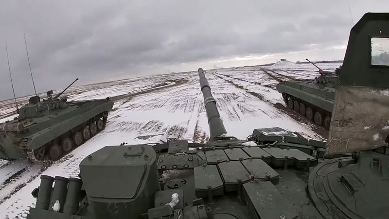 © Reuters. Tanks ride during joint exercises of the armed forces of Russia and Belarus as part of an inspection of the Union State's Response Force, at a firing range in Belarus, in this still image from a handout video released February 2, 2022. Russian Defence Ministry/Handout via REUTERS 