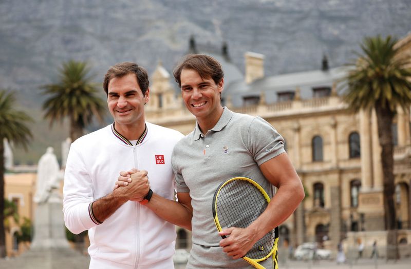 &copy; Reuters. FOTO DE ARCHIVO: Los tenistas Roger Federer (izquierda) y Rafael Nadal posan para una fotografía antes de un partido de exhibición disputado en Ciudad del Cabo, Sudáfrica, el 7 de febrero de 2020. REUTERS/Mike Hutchings