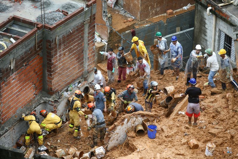 &copy; Reuters. Bombeiros e voluntários fazem buscas por vítimas das fortes chuvas em Franco da Rocha, em São Paulo
31/01/2022 REUTERS/Carla Carniel