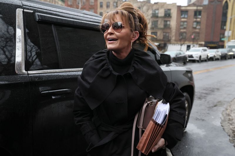 © Reuters. Sarah Palin, 2008 Republican vice presidential candidate and former Alaska governor, arrives for the trial in her defamation lawsuit against the New York Times, at the United States Courthouse in the Manhattan borough of New York City, U.S., February 3, 2022. REUTERS/Brendan McDermid