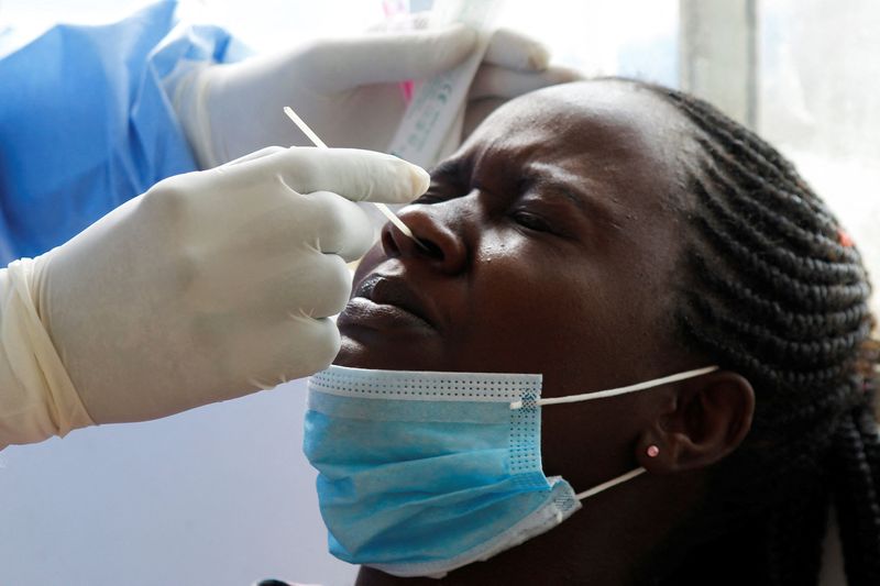 &copy; Reuters. Profissional de saúde coleta amostra de paciente para teste de detecção de Covid-19 em Nairóbi, no Quênia
19/01/2022 REUTERS/Monicah Mwangi