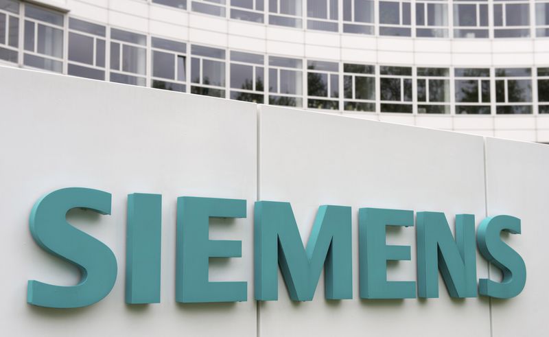 &copy; Reuters. FILE PHOTO: A Siemens logo is pictured on an office building of Siemens AG in Munich May 30, 2014. REUTERS/Lukas Barth 