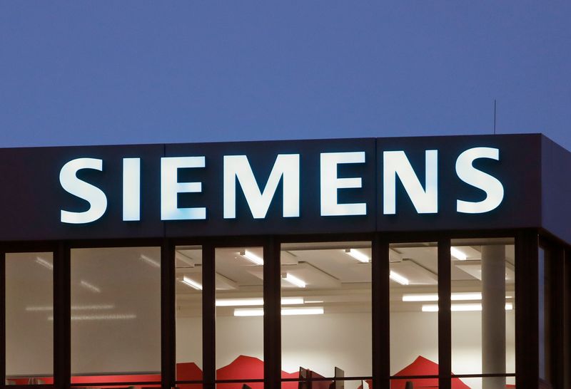 © Reuters. FILE PHOTO: The logo of German industrial group Siemens is seen at an office building in Zug, Switzerland December 1, 2021. REUTERS/Arnd Wiegmann