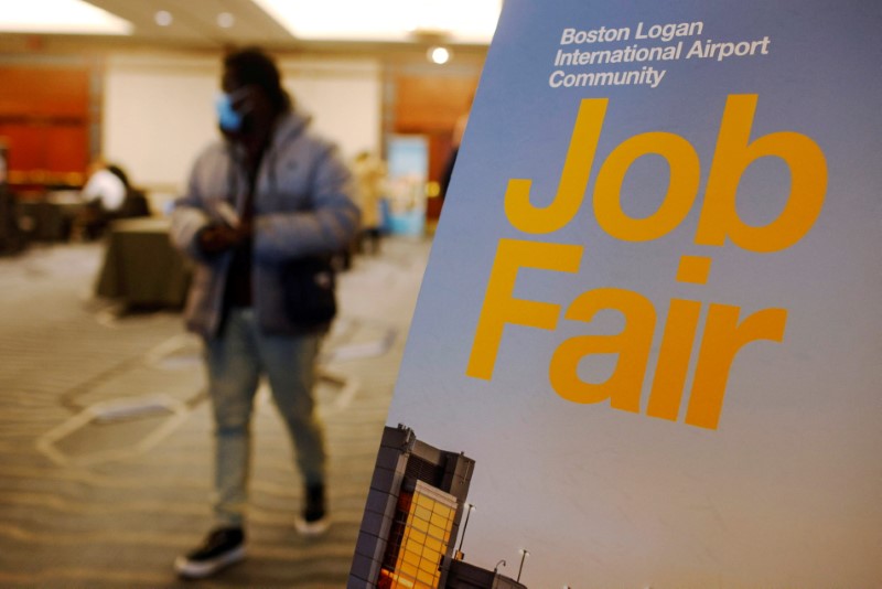 © Reuters. باحث عن عمل يغادر معرض للوظائف في مطار لوجان الدولي في بوسطن بصورة من ارشيف رويترز.