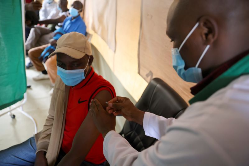 &copy; Reuters. Profissional de saúde aplica vacina contra Covid-19 em paciente em Narok, no Quênia
01/12/2021 REUTERS/Baz Ratner