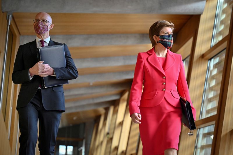 © Reuters. FILE PHOTO: Scottish First Minister Nicola Sturgeon and Deputy First Minister John Swinney arrive to attend First Minster's Questions at the Scottish Parliament in Edinburgh, Scotland, Britain, December 16, 2021. Jeff J Mitchell/Pool via REUTERS