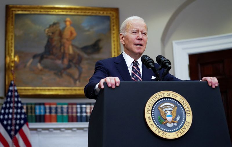 &copy; Reuters. الرئيس الأمريكي جو بايدن يتحدث في البيت الأبيض بواشنطن يوم الخميس. تصوير: سارة سيلبيجر - رويترز. 