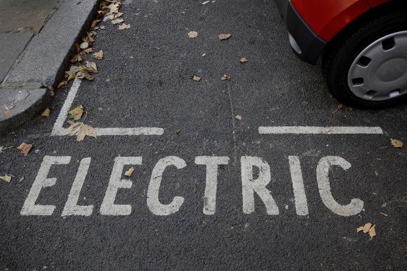 &copy; Reuters. FILE PHOTO: A parking bay reserved for electric car charging can be seen on display in London, Britain, October 19, 2018. REUTERS/Simon Dawson