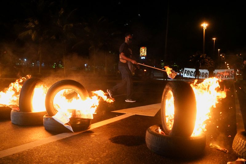 &copy; Reuters. Manifestantes ateiam fogo a pneus durante protesto contra assassinato de refugiado congolês no Rio de Janeiro
03/02/2022 REUTERS/Ian Chebub