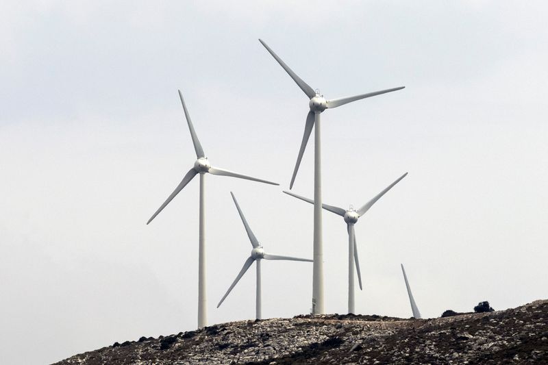 &copy; Reuters. FILE PHOTO: Wind turbines are seen on a mountain top on the island of Evia, Greece, April 16, 2021. Picture taken April 16, 2021. REUTERS/Alkis Konstantinidis