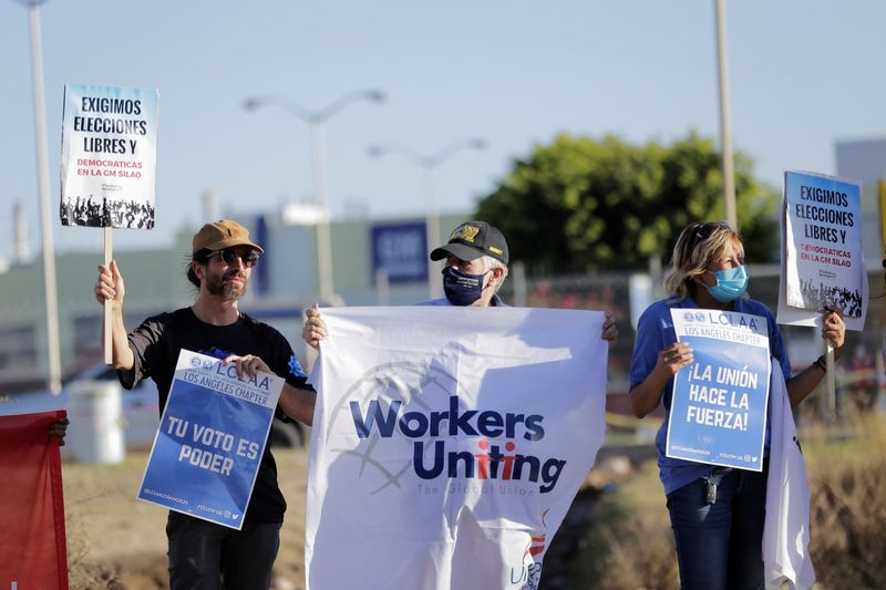 © Reuters. FILE PHOTO: Activists hold a protest outside the General Motors' pickup truck plant as workers vote to elect a new union under a labor reform that underpins a new trade deal with Canada and the United States, in Silao, Mexico February 1, 2022. REUTERS/Sergio Maldonado
