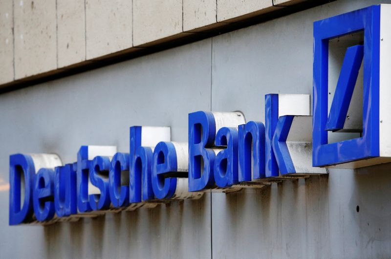 &copy; Reuters. Il logo Deutsche Bank presso una filiale a Colonia, in Germania.  REUTERS/Wolfgang Rattay