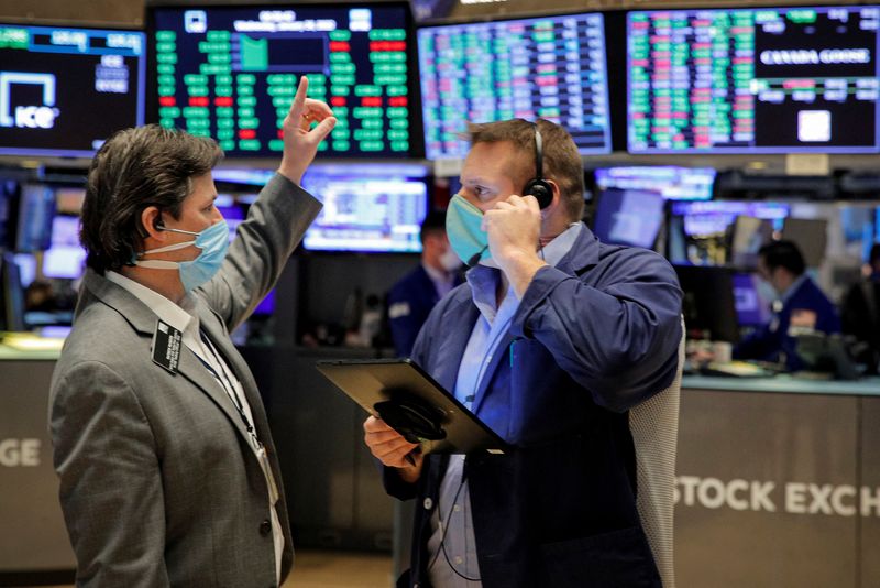 © Reuters. FILE PHOTO: Traders work on the floor of the New York Stock Exchange (NYSE) in New York City, U.S., January 26, 2022. REUTERS/Brendan McDermid