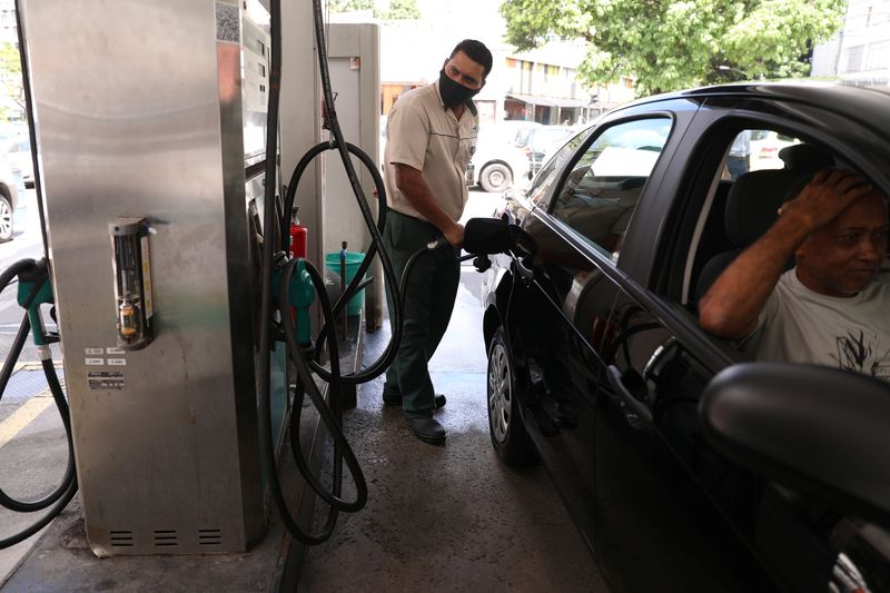 &copy; Reuters. FILE PHOTO: A worker pumps a car with gasoline at a gas station in Rio de Janeiro, Brazil March 10, 2021. REUTERS/Pilar Olivares