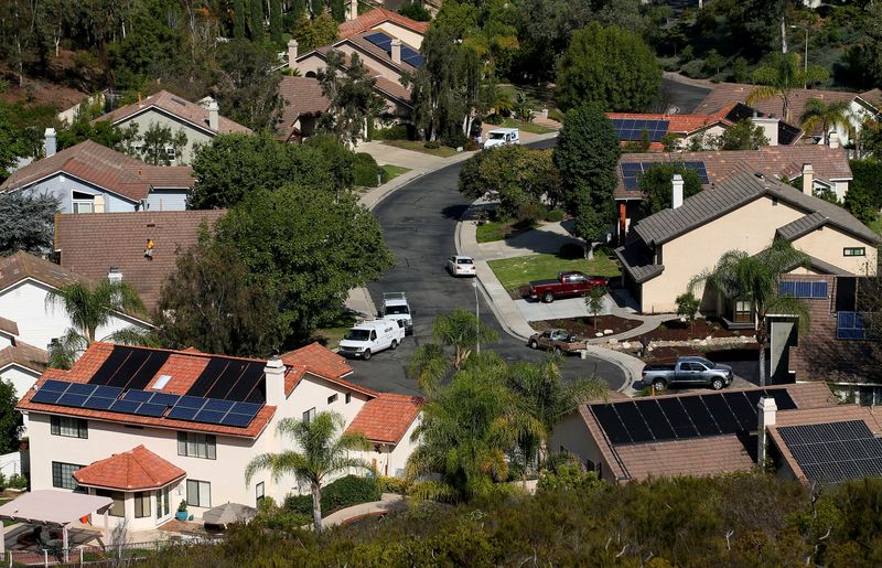 © Reuters. FILE PHOTO: Multiple homes with solar panels are shown in Scripps Ranch, San Diego, California, U.S. October 5, 2016.  REUTERS/Mike Blake