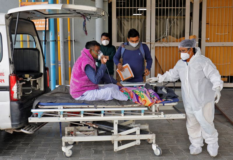 &copy; Reuters. 　２月４日、インドの新型コロナウイルス感染による死者数が４日、５０万人を超えた。写真は病院に搬送される呼吸困難の患者。インドのアーメダバードで１月撮影（２０２２年　ロイタ