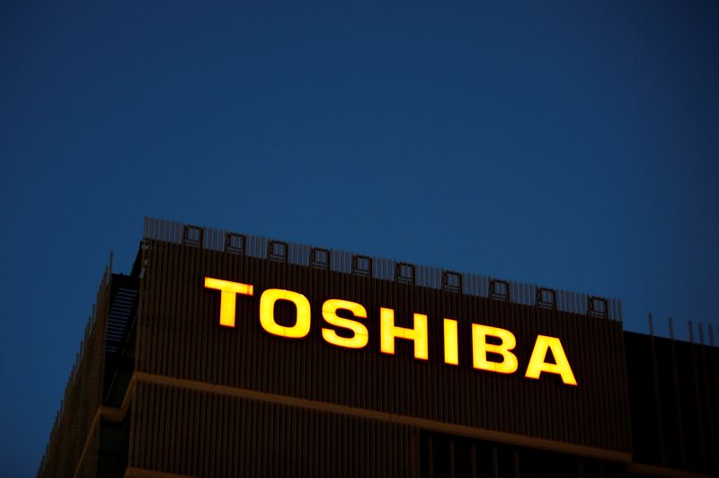 &copy; Reuters. FILE PHOTO: The logo of Toshiba Corp. is seen at the company's facility in Kawasaki, Japan June 10, 2021. REUTERS/Kim Kyung-Hoon