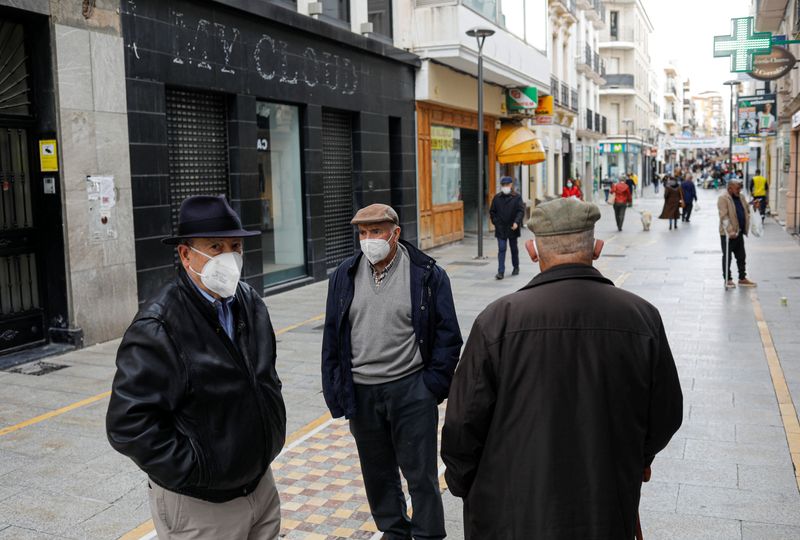 &copy; Reuters. FOTO DE ARCHIVO: Tres hombres con mascarilla en una calle de Ronda, provincia de Málaga, Andalucía, España, el 3 de febrero de 2022. REUTERS/Jon Nazca