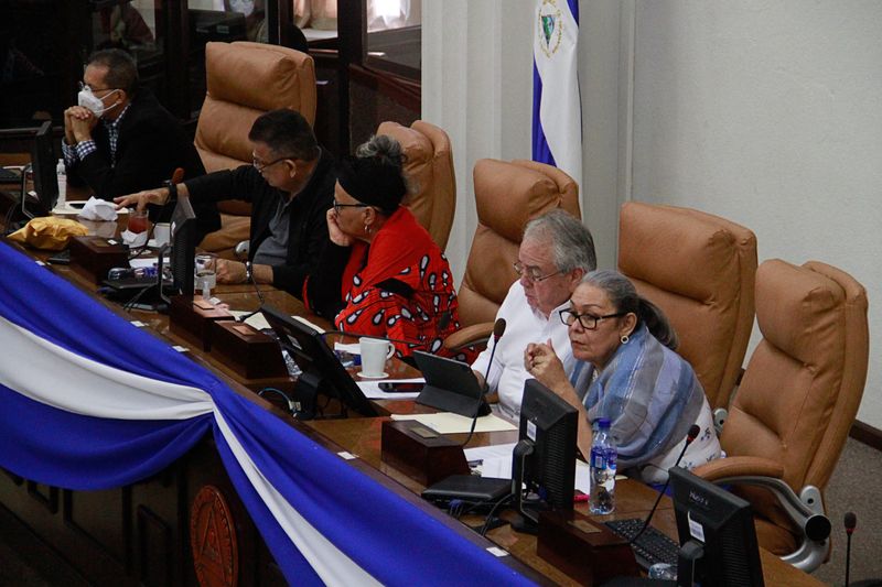 &copy; Reuters. FOTO DE ARCHIVO: Los legisladores nicaragüenses Maritza Espinales, Gustavo Porras y Gloria Dixon asisten a una sesión en la que aprobaron una ley que insta al presidente, Daniel Ortega, a denunciar la carta democrática de la Organización de Estados Am