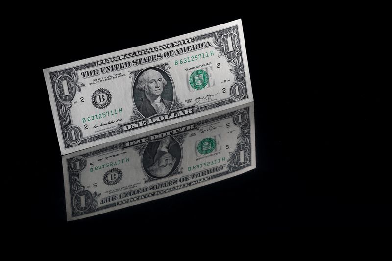 &copy; Reuters. 　２月４日、午後３時のドル／円は、前日のニューヨーク市場終盤（１１４．９５／９９円）からほぼ横ばいの１１４．９２／９４円で推移している。写真は米ドル紙幣。２０２１年１１月